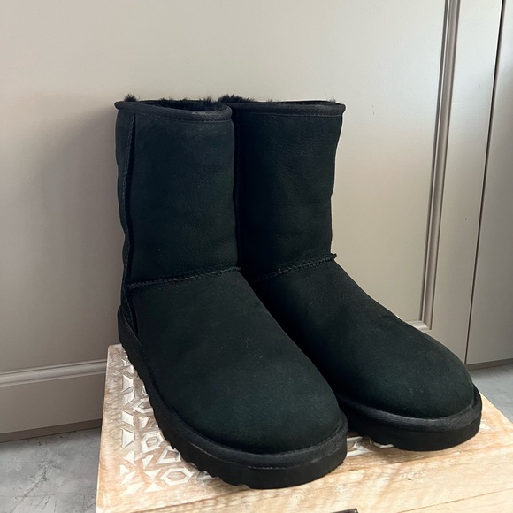 UGG® Classic Short II, Size Women’s 8 - Picture 5 of 10